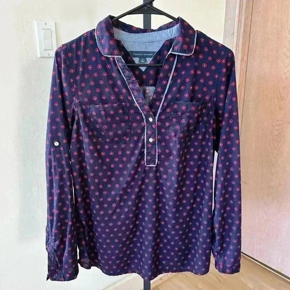 * TOMMY HILFIGER Women's Roll-tab Sleeve Partial Button Down Shirt Top Siz… - Picture 1 of 6